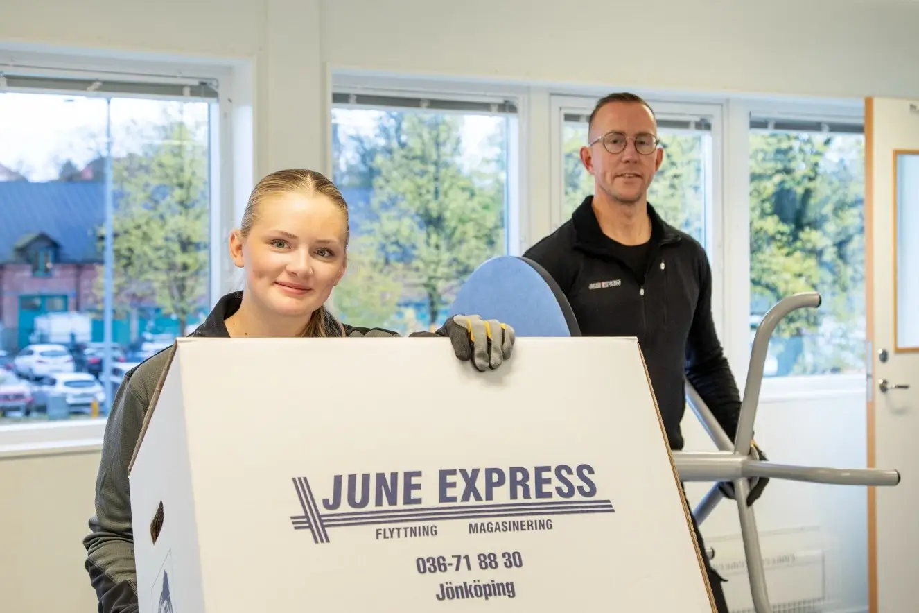 Anställda på June Express leendes mot kameran